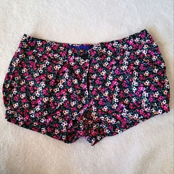 COPY - New Miley Cyrus & Max Azria Floral With Pockets Shorts Size 11 - Picture 1 of 4